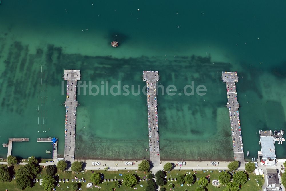 Klagenfurt aus der Vogelperspektive: Uferbereiche des Wörthersee am Freibad des Strandbad Klagenfurt in Klagenfurt in Kärnten, Österreich