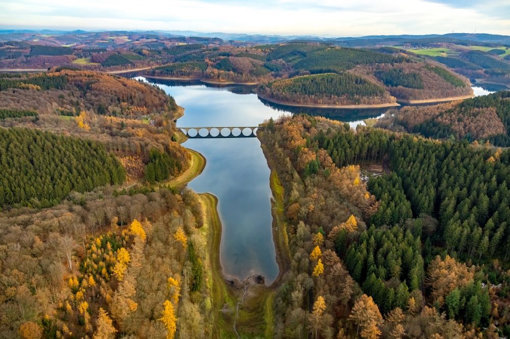 Luftbild Lüdenscheid - Uferbereichen der Versetalsperre in Lüdenscheid im Bundesland Nordrhein-Westfalen, Deutschland