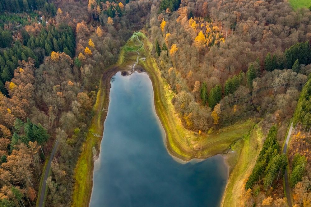 Lüdenscheid aus der Vogelperspektive: Uferbereichen der Versetalsperre in Lüdenscheid im Bundesland Nordrhein-Westfalen, Deutschland