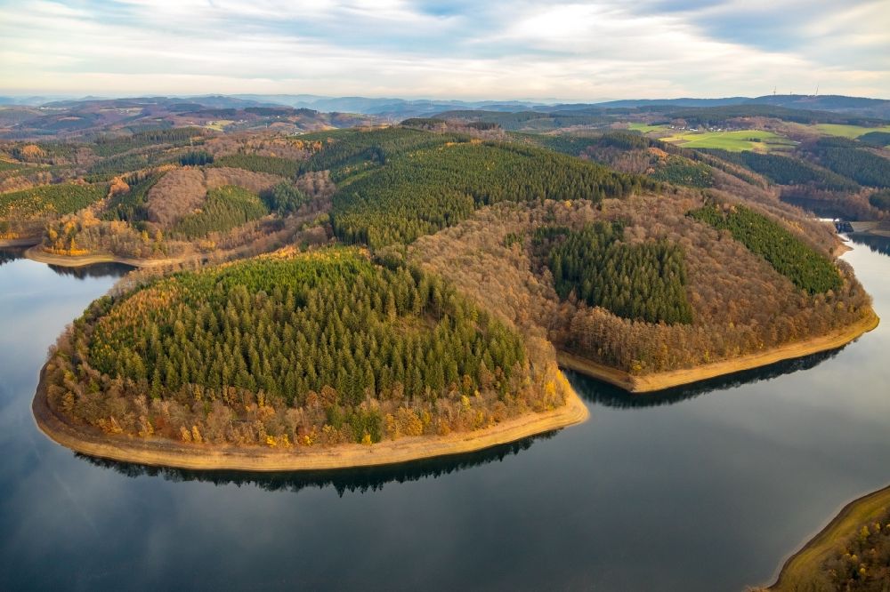 Luftaufnahme Lüdenscheid - Uferbereichen der Versetalsperre in Lüdenscheid im Bundesland Nordrhein-Westfalen, Deutschland