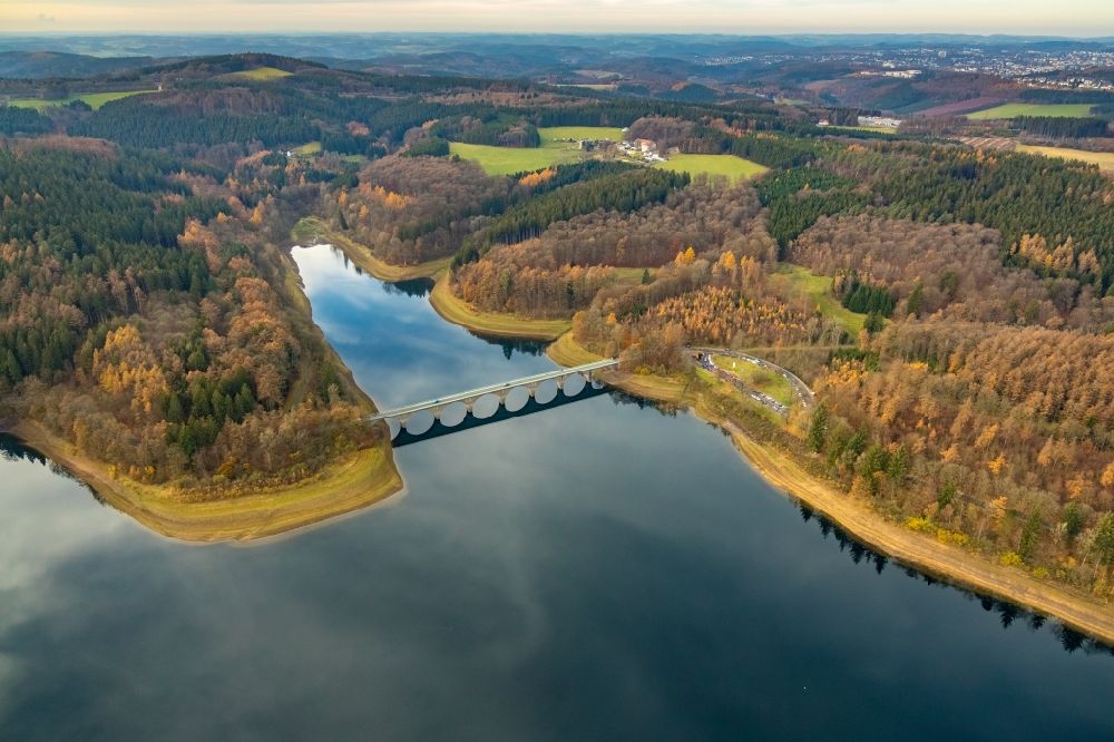 Luftbild Lüdenscheid - Uferbereichen der Versetalsperre in Lüdenscheid im Bundesland Nordrhein-Westfalen, Deutschland