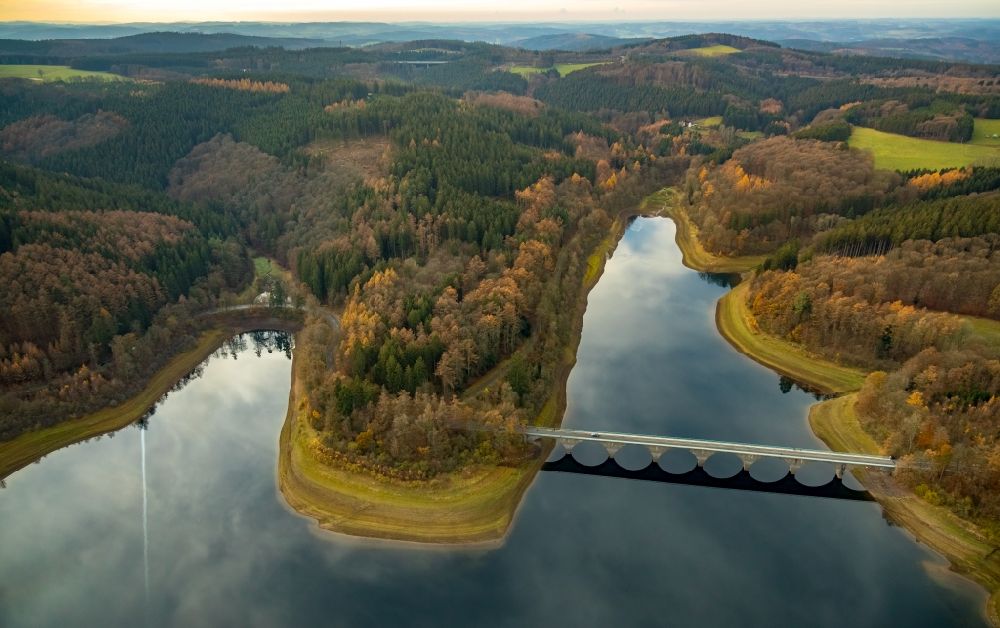 Lüdenscheid von oben - Uferbereichen der Versetalsperre in Lüdenscheid im Bundesland Nordrhein-Westfalen, Deutschland
