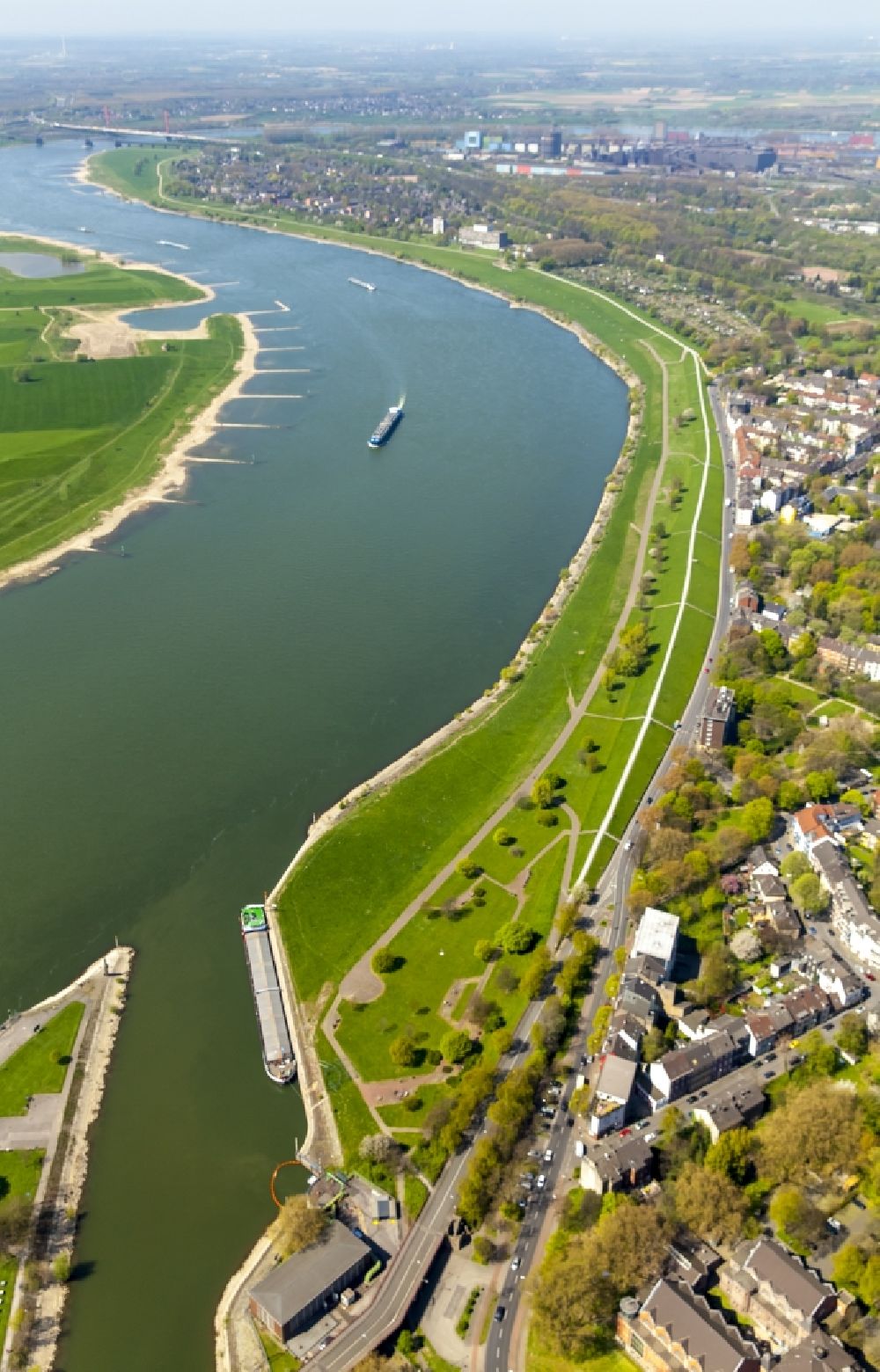 Luftaufnahme Duisburg - Uferverlauf entlang des Rheindeich Laar an der Deichstraße in Duisburg im Bundesland Nordrhein-Westfalen