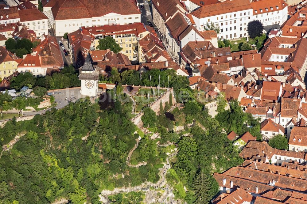 Graz von oben - Uhrturm im romanischen Garten am Schloßberg in Graz in Steiermark, Österreich