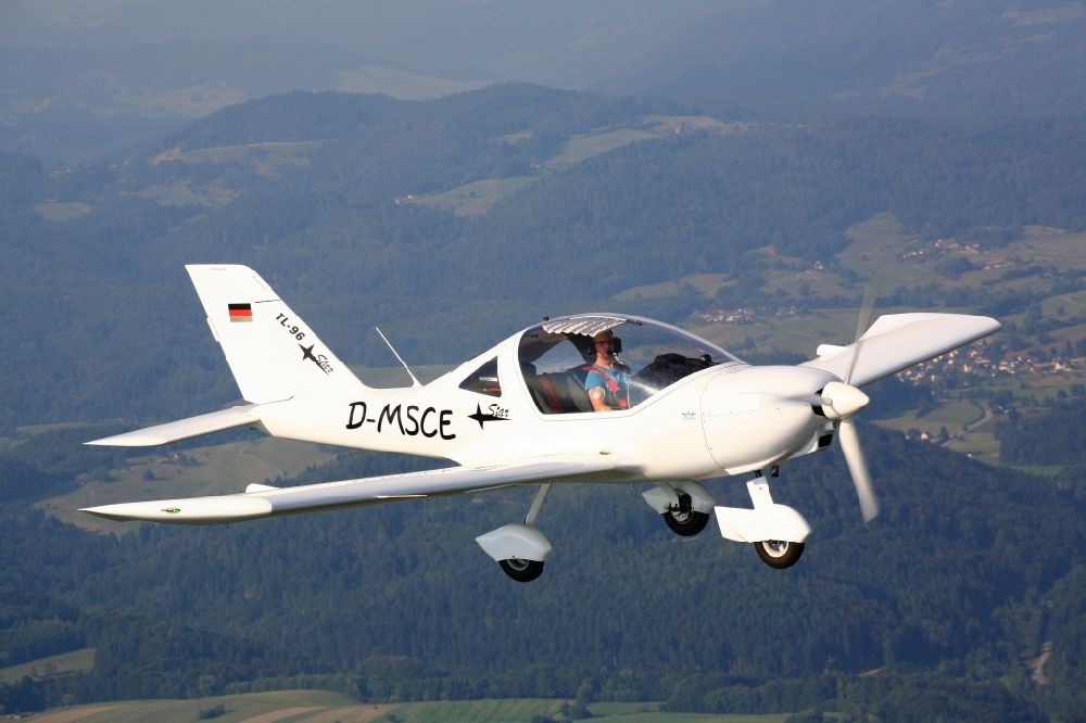 Steinen von oben - UL-Flugzeug und Luftsportgerät Ultraleicht TL-96 Star mit der Kennung D-MSCE im Fluge im Luftraum über Steinen im Bundesland Baden-Württemberg