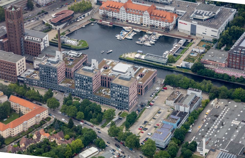 Berlin aus der Vogelperspektive: Ullsteinhaus und Einkaufszentrum Tempelhofer Hafen am Tempelhofer Damm in Berlin