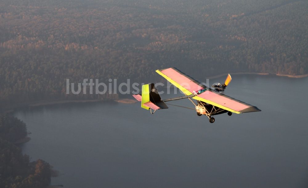 Werbellinsee aus der Vogelperspektive: Ultraleicht- Flugzeug Ikarus C22 im Fluge über den Werbellinsee im Bundesland Brandenburg