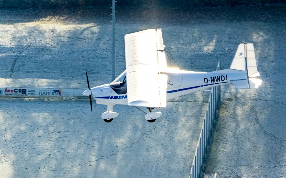 Luftaufnahme Hamm - Ultraleicht- Flugzeug C42 mit der Kennung D-MWDJ im Fluge über dem Luftraum in Hamm im Bundesland Nordrhein-Westfalen, Deutschland