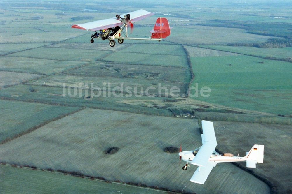 Eggersdorf aus der Vogelperspektive: Ultraleicht- Flugzeug MISTRAL im Fluge über dem Luftraum in Eggersdorf im Bundesland Brandenburg, Deutschland