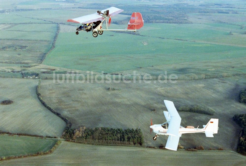 Eggersdorf aus der Vogelperspektive: Ultraleicht- Flugzeug MISTRAL im Fluge über dem Luftraum in Eggersdorf im Bundesland Brandenburg, Deutschland