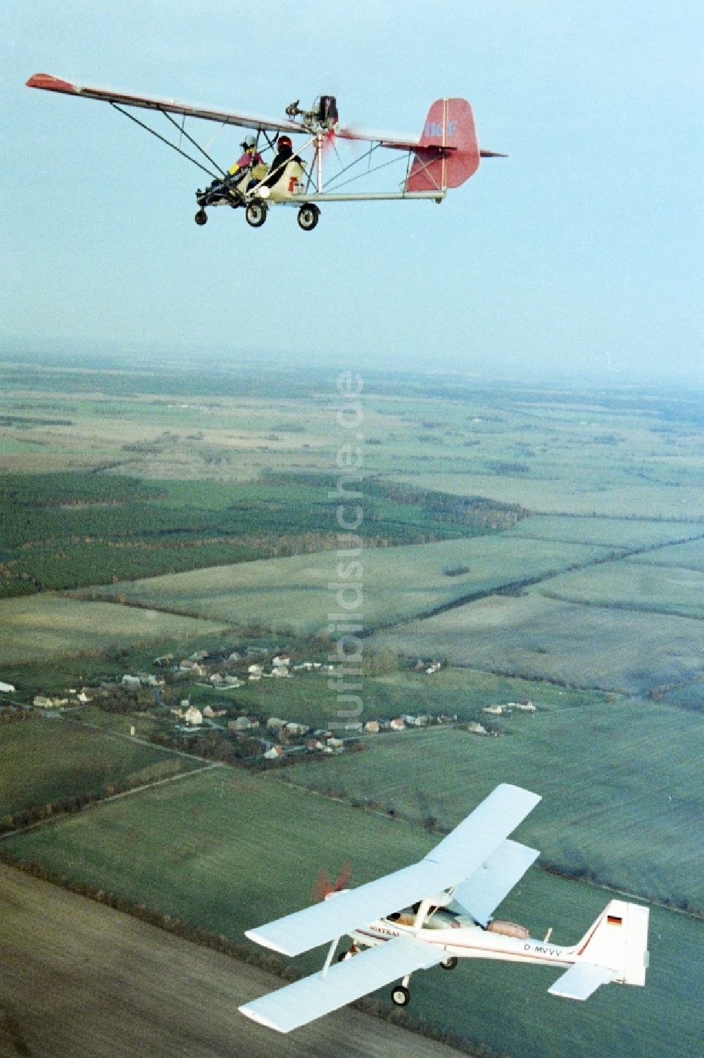 Luftbild Eggersdorf - Ultraleicht- Flugzeug MISTRAL im Fluge über dem Luftraum in Eggersdorf im Bundesland Brandenburg, Deutschland