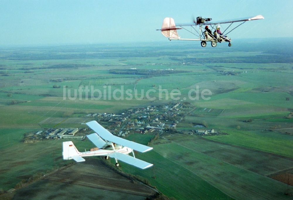 Luftaufnahme Eggersdorf - Ultraleicht- Flugzeug MISTRAL im Fluge über dem Luftraum in Eggersdorf im Bundesland Brandenburg, Deutschland