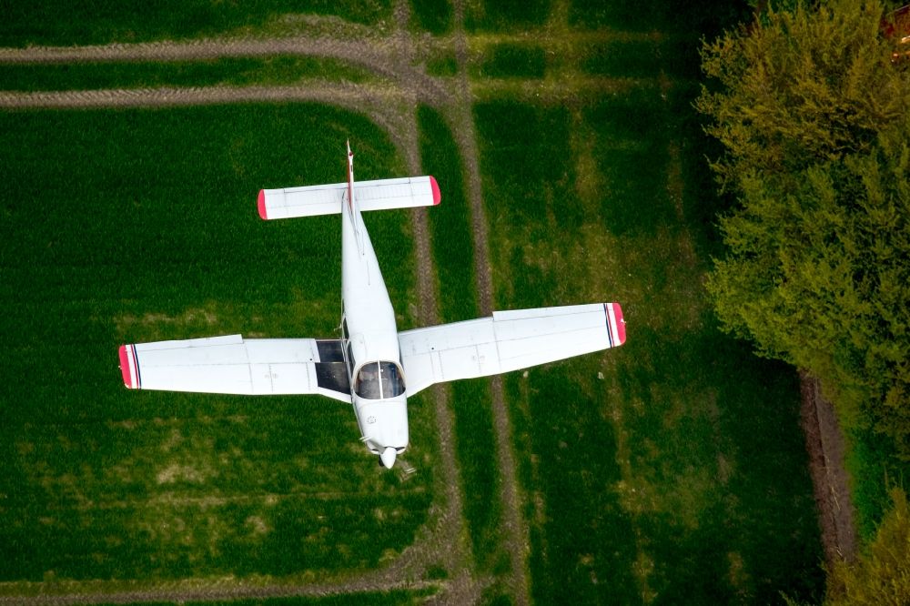 Luftbild Hamm - Ultraleicht- Flugzeug Propellermaschine im Fluge über einem Feld in Hamm im Bundesland Nordrhein-Westfalen