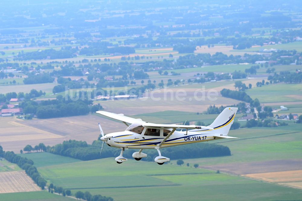 Wagenfeld aus der Vogelperspektive: Ultraleicht- Flugzeug TL-3000 Sirius mit der Kennung OK-YUA17 im Fluge über dem Luftraum in Wagenfeld im Bundesland Niedersachsen, Deutschland