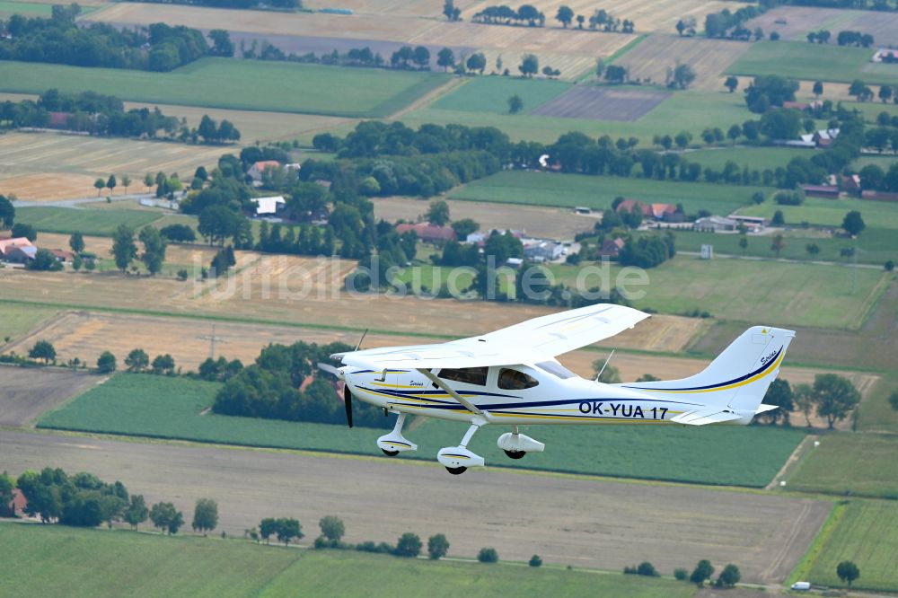 Luftaufnahme Wagenfeld - Ultraleicht- Flugzeug TL-3000 Sirius mit der Kennung OK-YUA17 im Fluge über dem Luftraum in Wagenfeld im Bundesland Niedersachsen, Deutschland