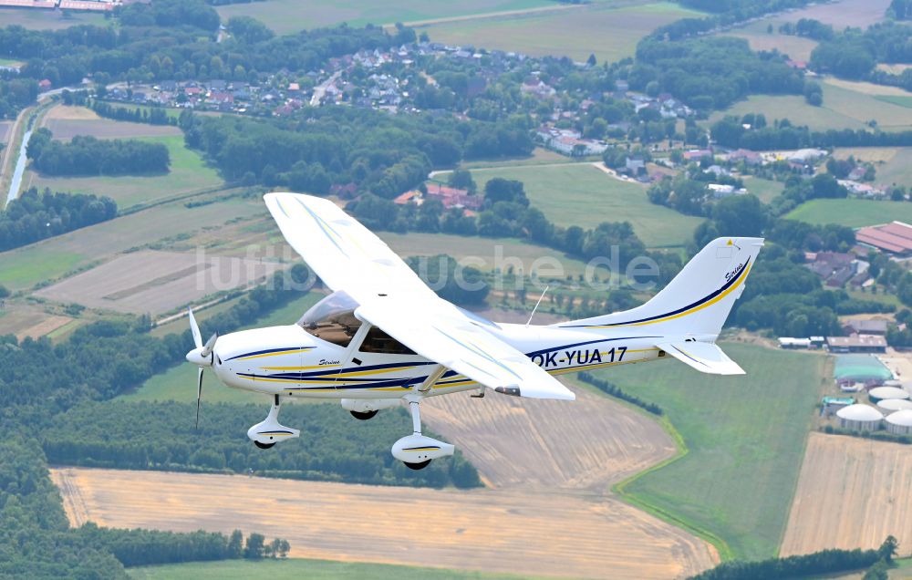 Wagenfeld von oben - Ultraleicht- Flugzeug TL-3000 Sirius mit der Kennung OK-YUA17 im Fluge über dem Luftraum in Wagenfeld im Bundesland Niedersachsen, Deutschland