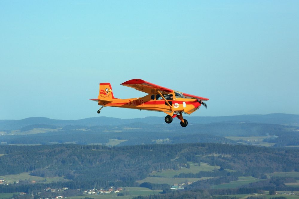 Rickenbach von oben - Ultraleicht- Flugzeug Wild Thing, Kennzeichen D-MNMS im Fluge im Luftraum über dem Segelfluggelände Hütten Hotzenwald in Rickenbach im Bundesland Baden-Württemberg