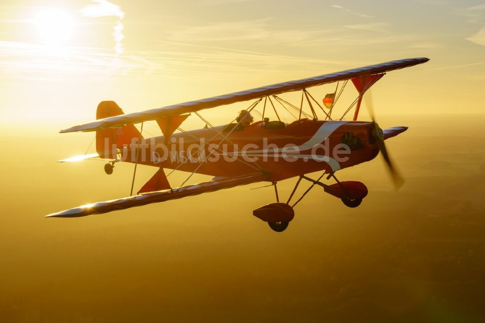 Oldendorf aus der Vogelperspektive: Ultraleichtflugzeug Sunwheel D-MSLM im Fluge über dem Luftraum in Oldendorf im Bundesland Niedersachsen, Deutschland