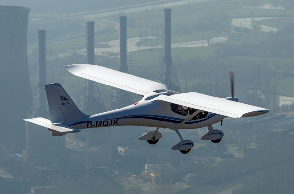 Hamm aus der Vogelperspektive: Ultraleichtflugzeug vom Typ JK 05 Junior mit der Kennung D-MQJK nach dem Start auf dem Flugplatz Hamm in Nordrhein-Westfalen