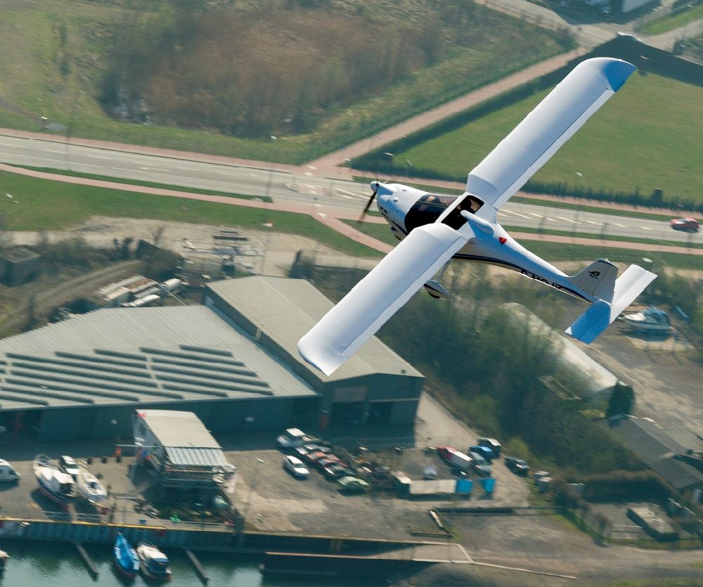 Luftbild Hamm - Ultraleichtflugzeug vom Typ JK 05 Junior mit der Kennung D-MQJK nach dem Start auf dem Flugplatz Hamm in Nordrhein-Westfalen