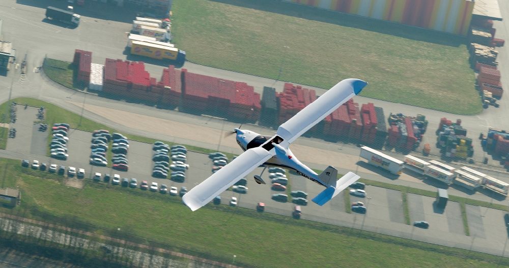 Luftaufnahme Hamm - Ultraleichtflugzeug vom Typ JK 05 Junior mit der Kennung D-MQJK nach dem Start auf dem Flugplatz Hamm in Nordrhein-Westfalen