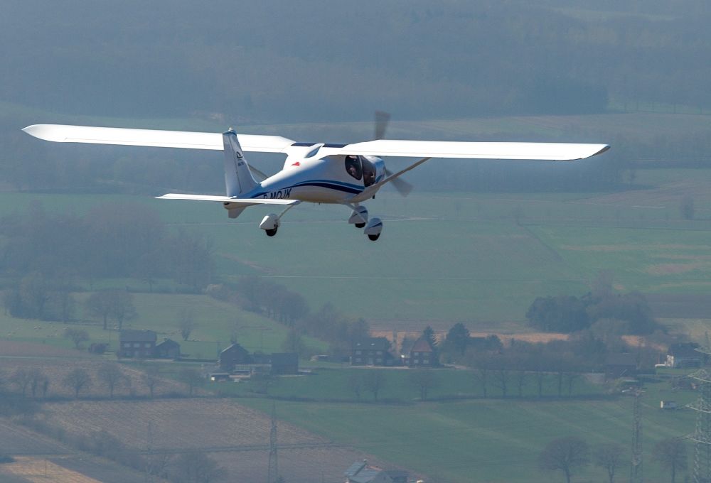 Hamm von oben - Ultraleichtflugzeug vom Typ JK 05 Junior mit der Kennung D-MQJK nach dem Start auf dem Flugplatz Hamm in Nordrhein-Westfalen