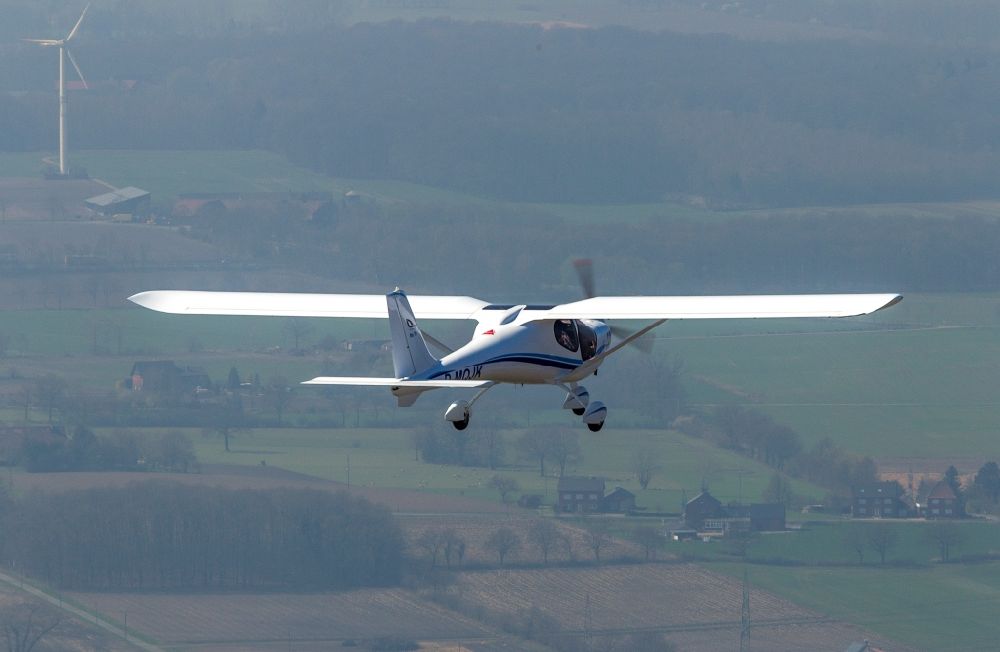 Hamm aus der Vogelperspektive: Ultraleichtflugzeug vom Typ JK 05 Junior mit der Kennung D-MQJK nach dem Start auf dem Flugplatz Hamm in Nordrhein-Westfalen