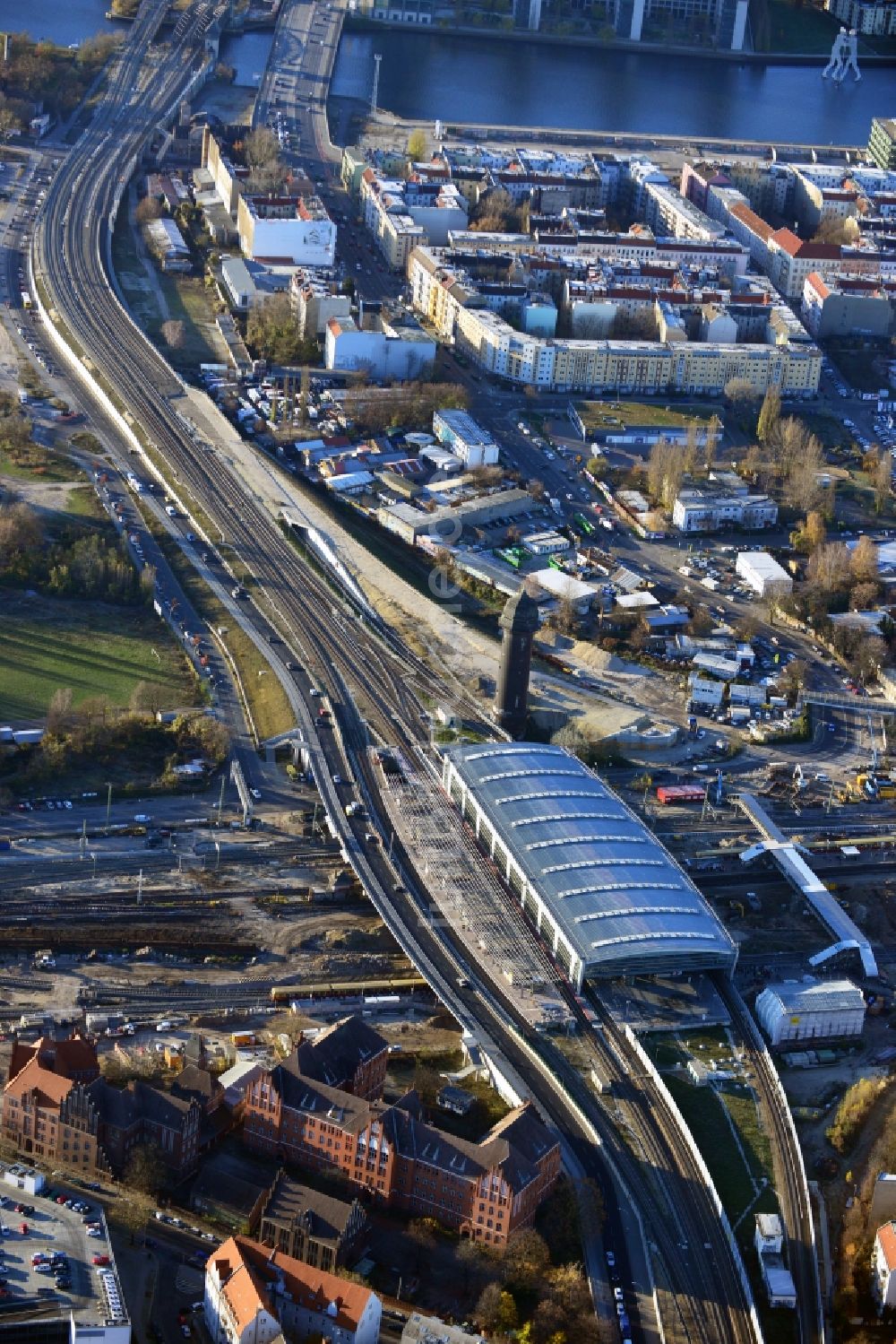 Luftbild Berlin - Um- und Neubau des Berliner S-Bahnhof Ostkreuz der Deutschen Bahn in Berlin Friedrichshain