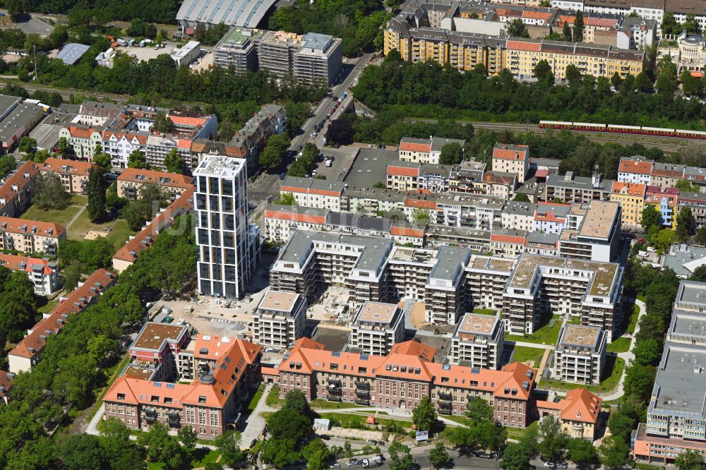 Berlin von oben - Umbau und Ausbau des denkmalgeschützten Altbau- Gebäudes am Mariendorfer Weg im Ortsteil Neukölln in Berlin
