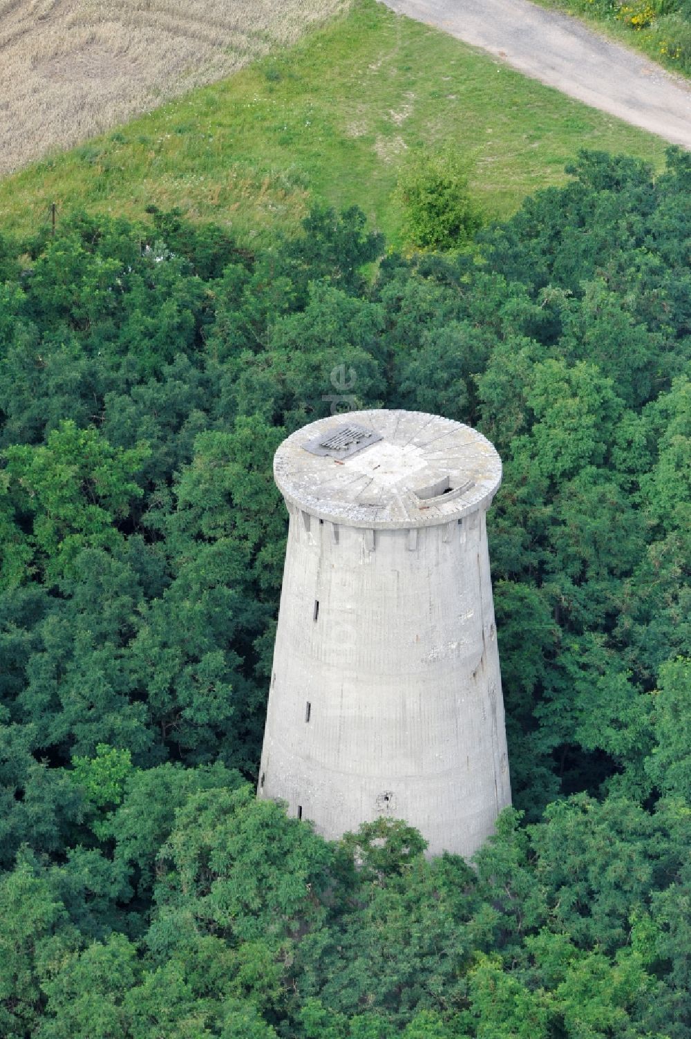 Weesow von oben - Umbau des Beton- Turmes der formals militärisch genutzen Liegenschaft Radarturm Weesow in Weesow im Bundesland Brandenburg, Deutschland