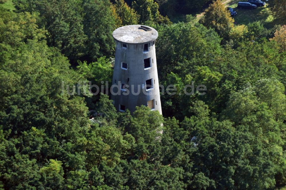Luftaufnahme Weesow - Umbau des Beton- Turmes der formals militärisch genutzen Liegenschaft Radarturm Weesow in Weesow im Bundesland Brandenburg, Deutschland