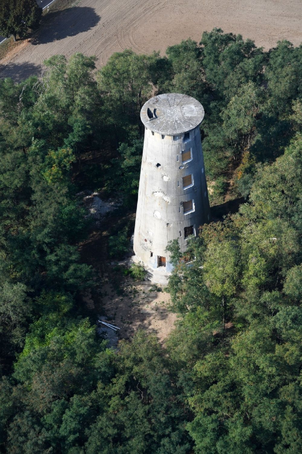 Luftaufnahme Weesow - Umbau des Beton- Turmes der formals militärisch genutzen Liegenschaft Radarturm Weesow in Weesow im Bundesland Brandenburg, Deutschland