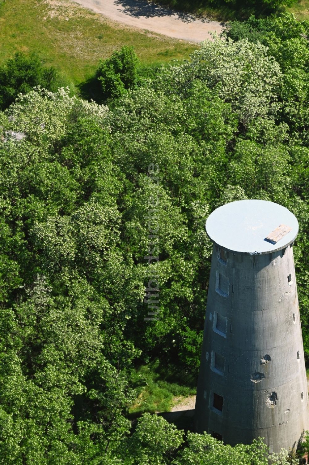 Weesow von oben - Umbau des Beton- Turmes der formals militärisch genutzen Liegenschaft Radarturm Weesow in Weesow im Bundesland Brandenburg, Deutschland