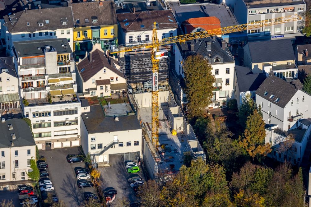 Luftaufnahme Arnsberg - Umbau eines Büro- und Geschäftshauses an der Hauptstraße im Ortsteil Neheim in Arnsberg im Bundesland Nordrhein-Westfalen, Deutschland