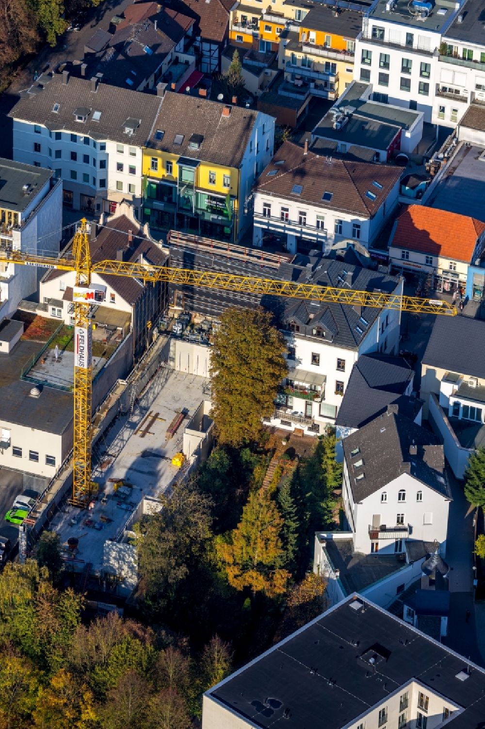 Arnsberg von oben - Umbau eines Büro- und Geschäftshauses an der Hauptstraße im Ortsteil Neheim in Arnsberg im Bundesland Nordrhein-Westfalen, Deutschland