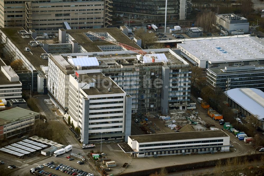 Hamburg von oben - Umbau eines Büro- und Geschäftshauses im Ortsteil Bramfeld in Hamburg, Deutschland