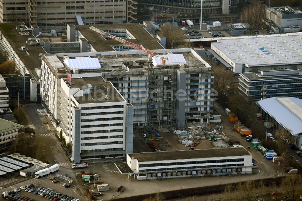 Hamburg aus der Vogelperspektive: Umbau eines Büro- und Geschäftshauses im Ortsteil Bramfeld in Hamburg, Deutschland