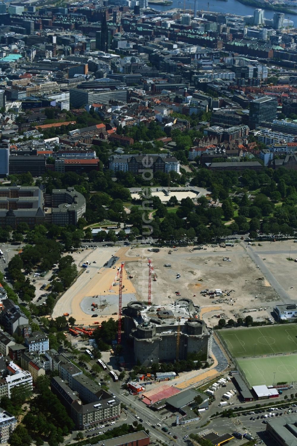 Luftbild Hamburg - Umbau des Bunker- Gebäudekomplex Medienbunker an der Feldstraße im Ortsteil Sankt Pauli in Hamburg, Deutschland