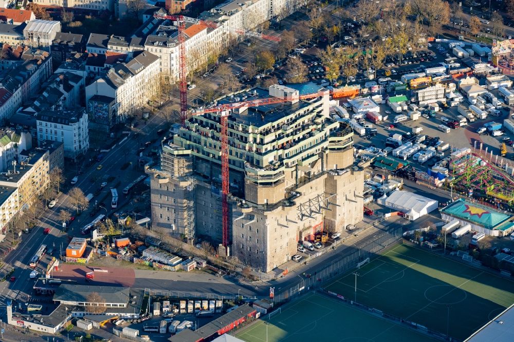 Hamburg aus der Vogelperspektive: Umbau des Bunker- Gebäudekomplex Medienbunker im Ortsteil Sankt Pauli in Hamburg, Deutschland