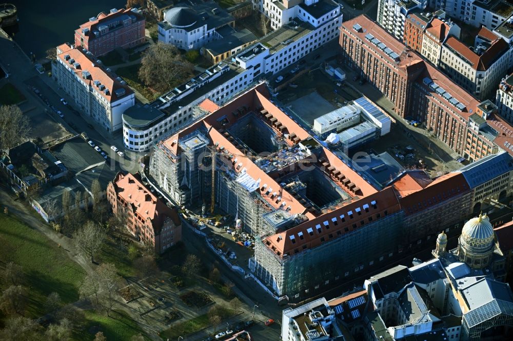 Luftaufnahme Berlin - Umbau des ehemaligen Haupttelegrafenamtes zum neuen Büro- und Geschäftsgebäude FORUM an der MUSEUMSINSEL in Berlin, Deutschland