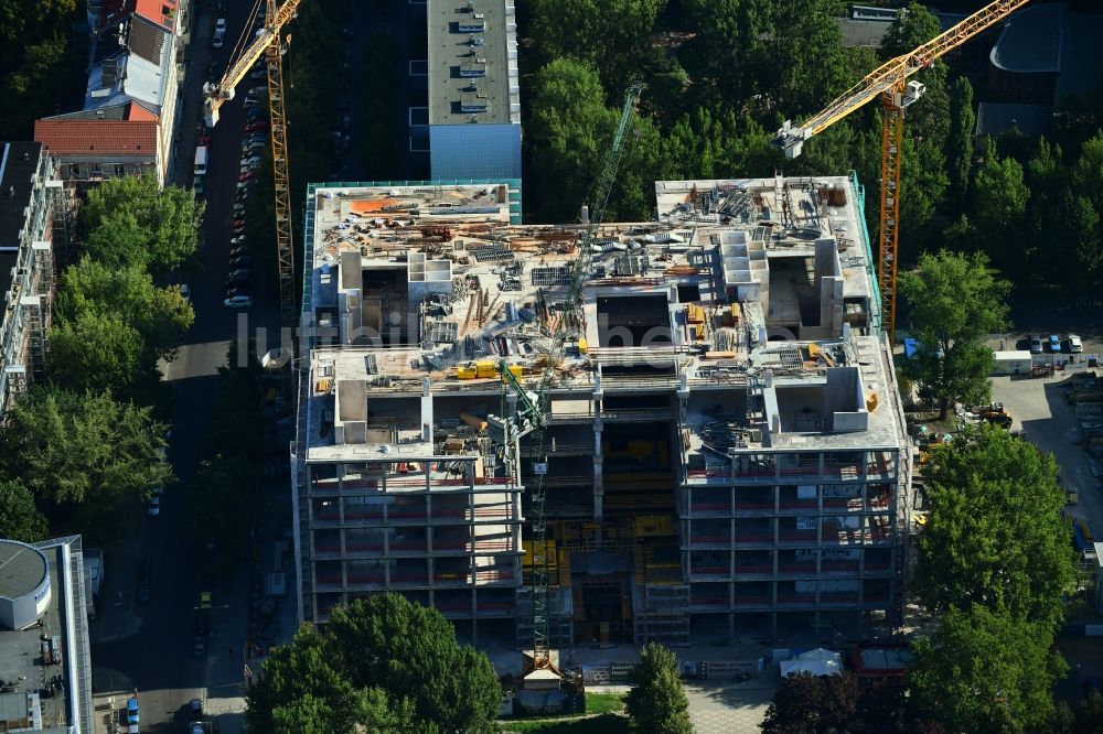 Berlin von oben - Umbau des ehemaligen Kaufhaus- Gebäudes Kaufhof im Friedrichshain in Berlin, Deutschland
