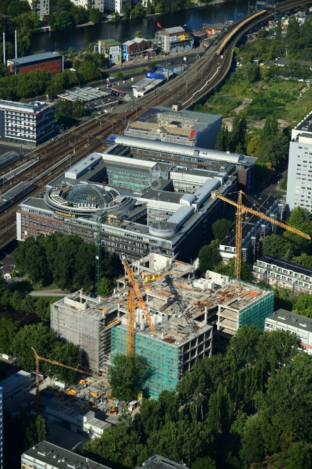 Berlin aus der Vogelperspektive: Umbau des ehemaligen Kaufhaus- Gebäudes Kaufhof im Friedrichshain in Berlin, Deutschland