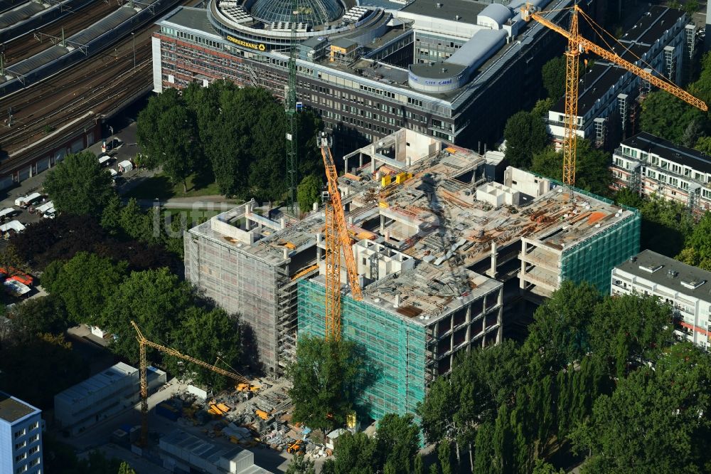 Luftbild Berlin - Umbau des ehemaligen Kaufhaus- Gebäudes Kaufhof im Friedrichshain in Berlin, Deutschland