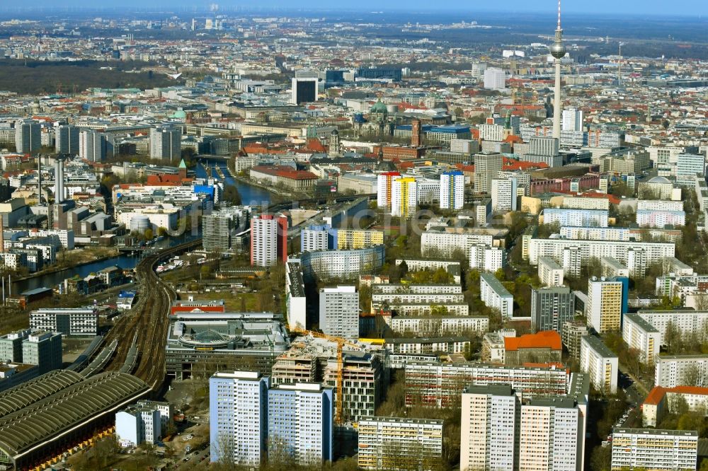 Berlin aus der Vogelperspektive: Umbau des ehemaligen Kaufhaus- Gebäudes Kaufhof im Friedrichshain in Berlin, Deutschland