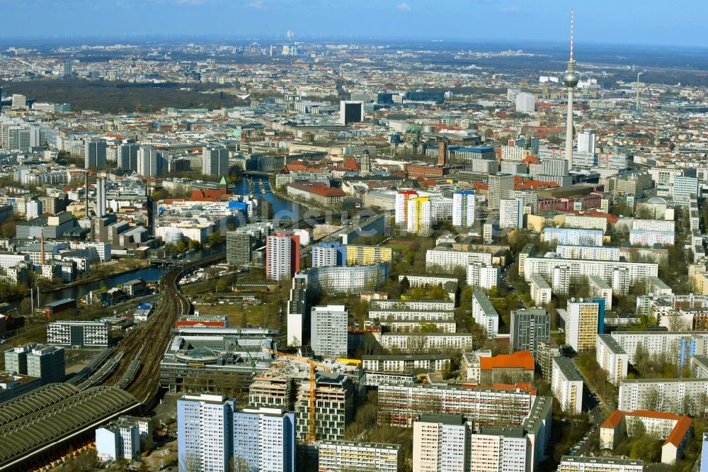 Luftbild Berlin - Umbau des ehemaligen Kaufhaus- Gebäudes Kaufhof im Friedrichshain in Berlin, Deutschland