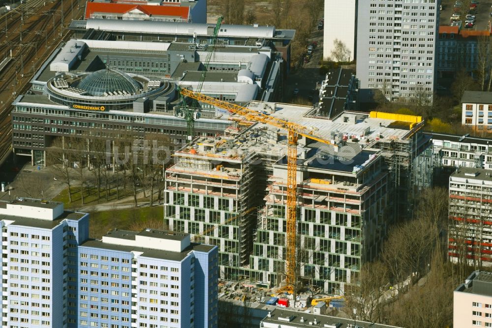 Berlin von oben - Umbau des ehemaligen Kaufhaus- Gebäudes Kaufhof im Friedrichshain in Berlin, Deutschland