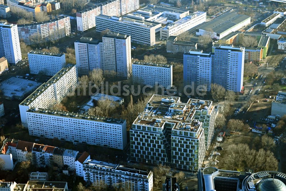 Luftaufnahme Berlin - Umbau des ehemaligen Kaufhaus- Gebäudes Kaufhof im Friedrichshain in Berlin, Deutschland