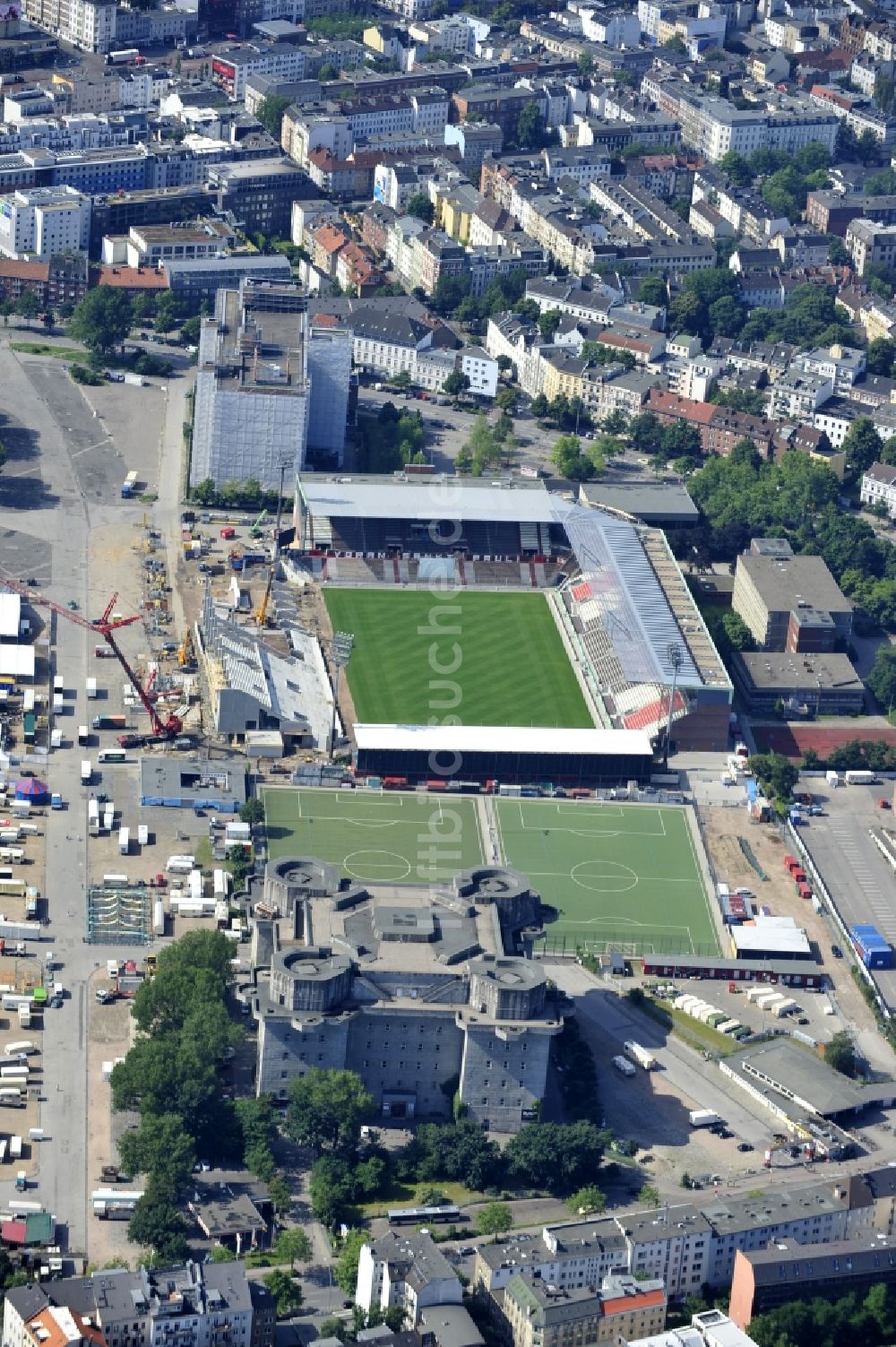 Luftaufnahme Hamburg - Umbau und Erweiterungs- Baustelle am Millerntor-Stadion / St. Pauli Stadion in Hamburg