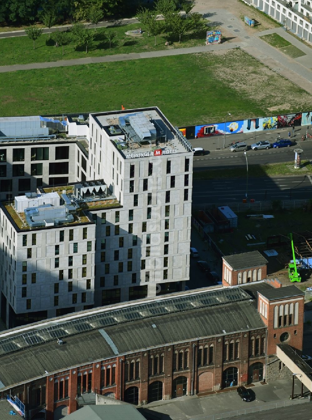 Berlin aus der Vogelperspektive: Umbau des Gebäudekomplexes Postbahnhof in Berlin - Friedrichshain