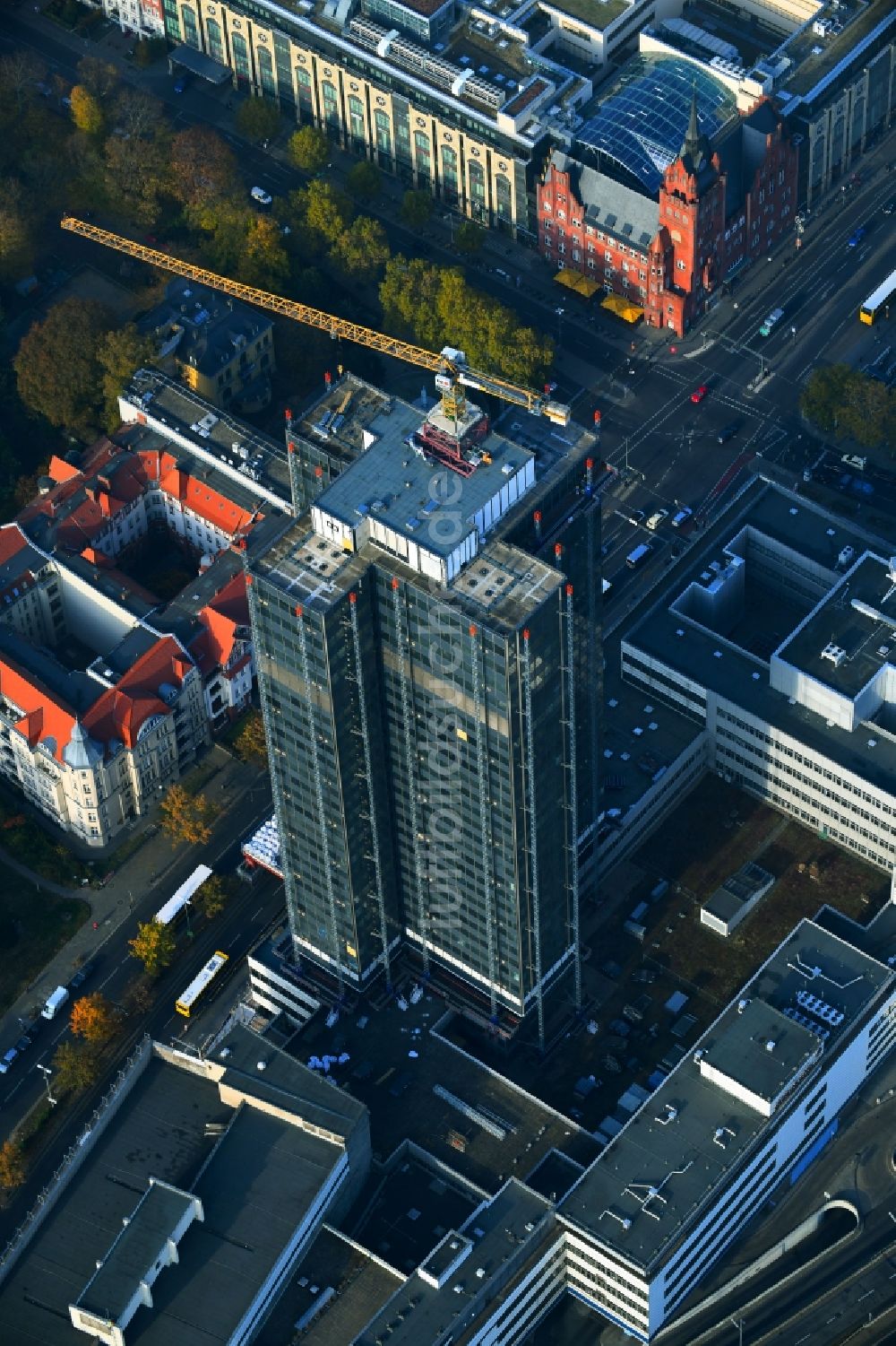 Berlin von oben - Umbau Hochhaus- Gebäude Steglitzer Kreisel im Bezirk Steglitz in Berlin